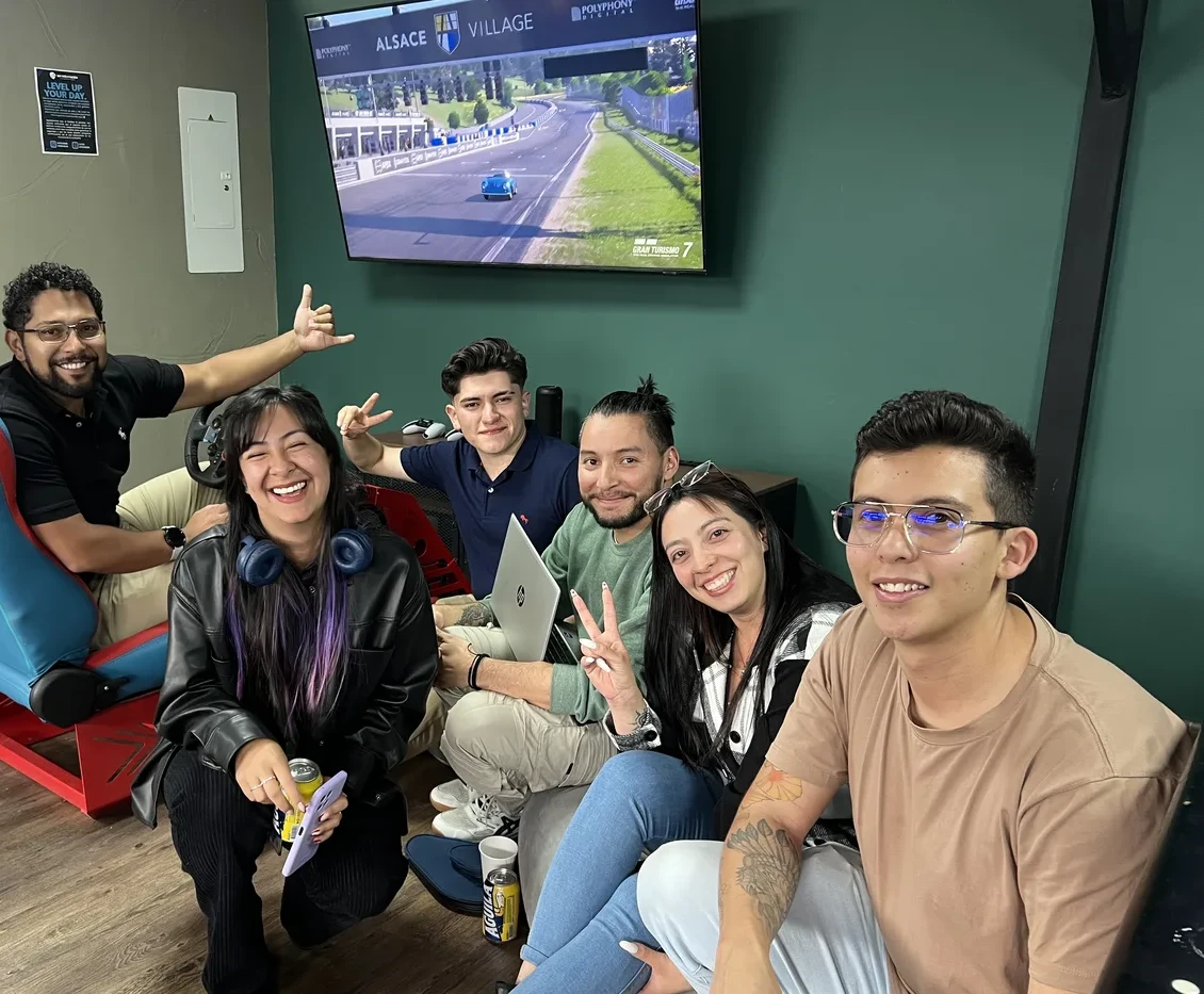 Equipo de Servinformación compartiendo un momento de diversión juntos en la oficina